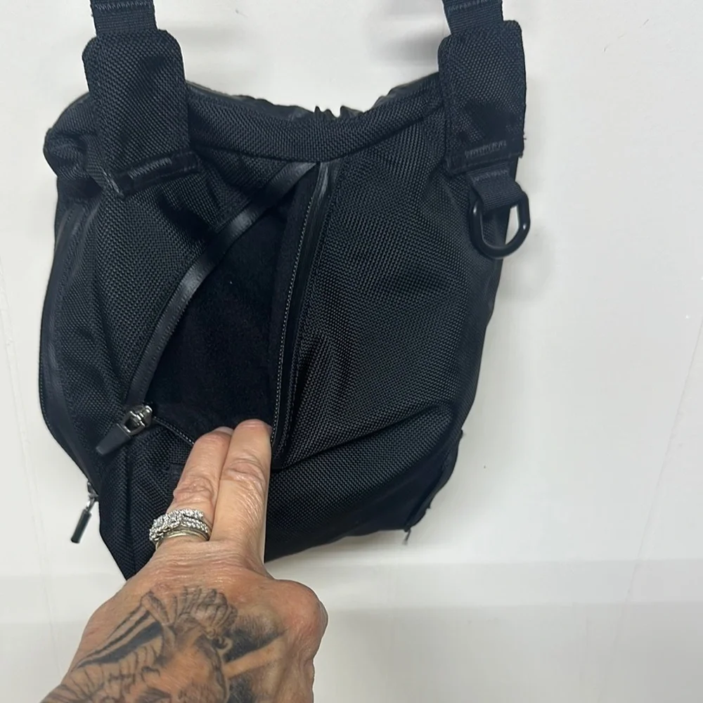 Compact Black Messenger Bag with Durable Fabric